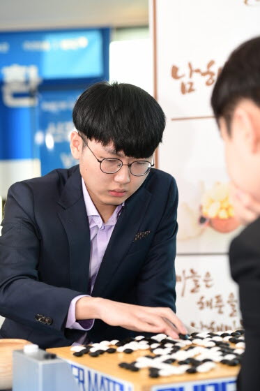 신진서 ‘또 승리’, 남해 슈퍼매치 전승 눈앞